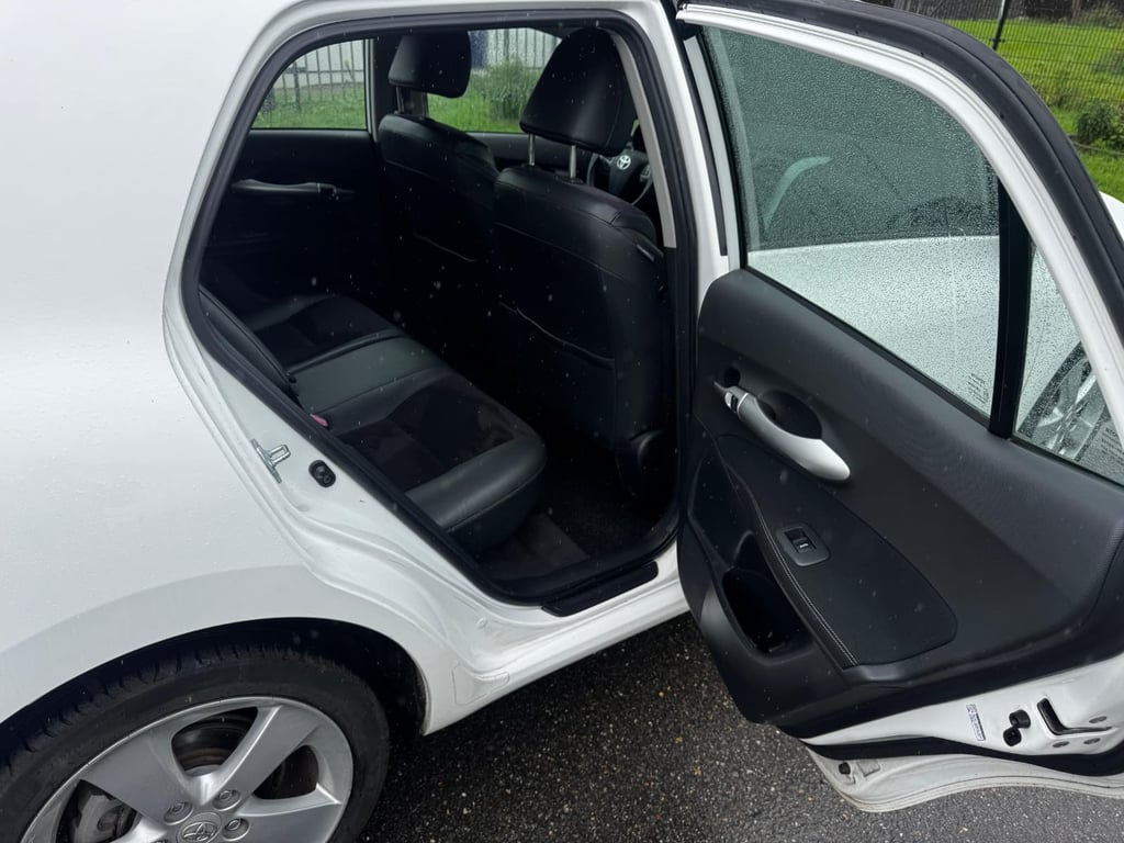 TOYOTA AURIS - Image 12