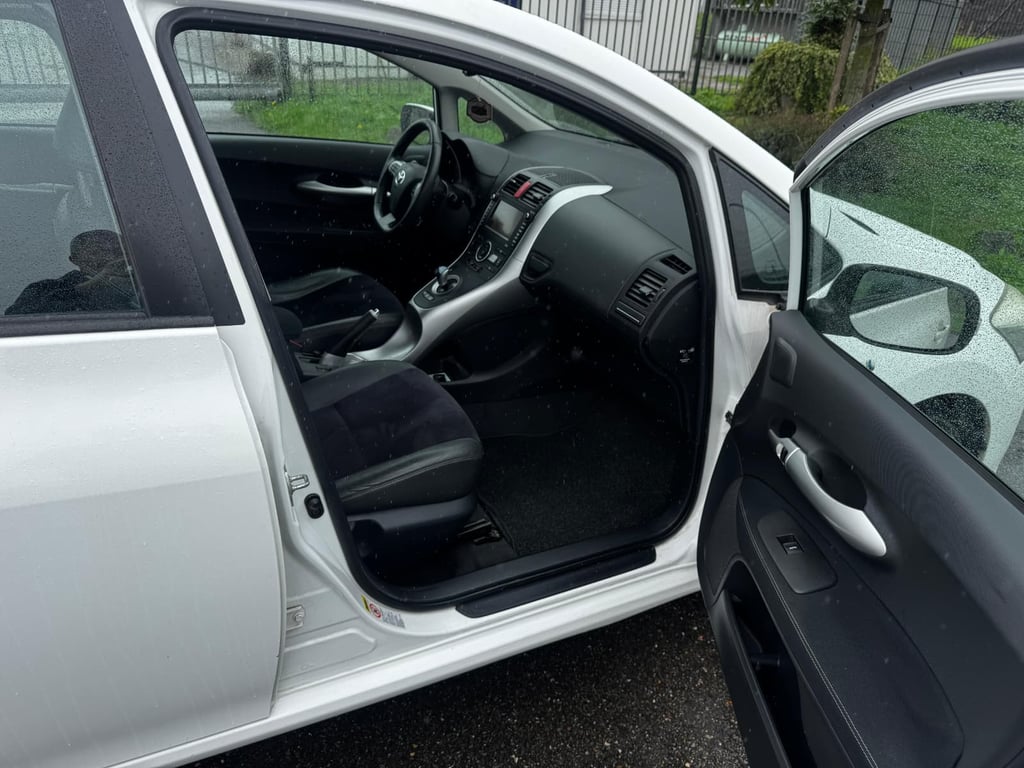TOYOTA AURIS - Image 16