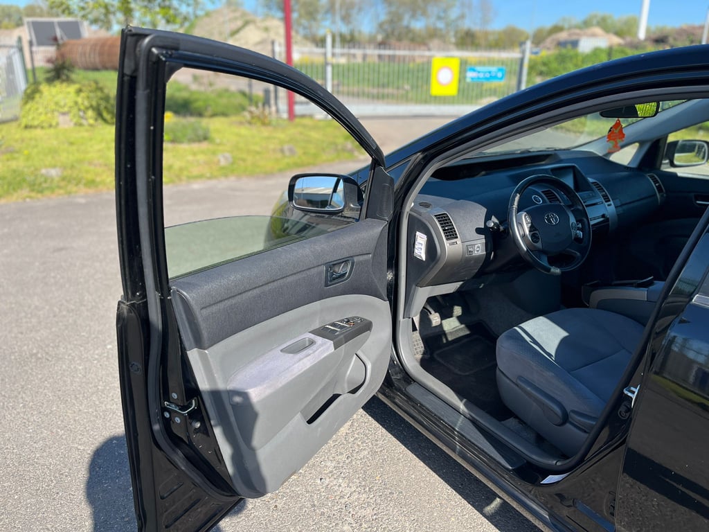 TOYOTA PRIUS - Image 13