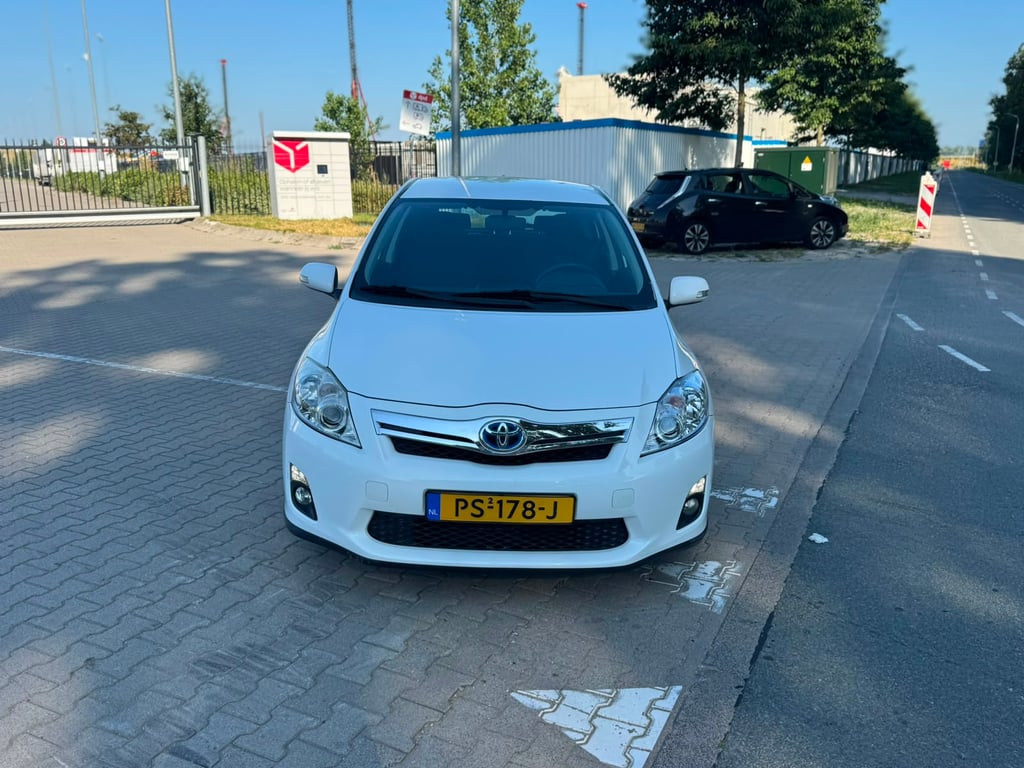 TOYOTA AURIS