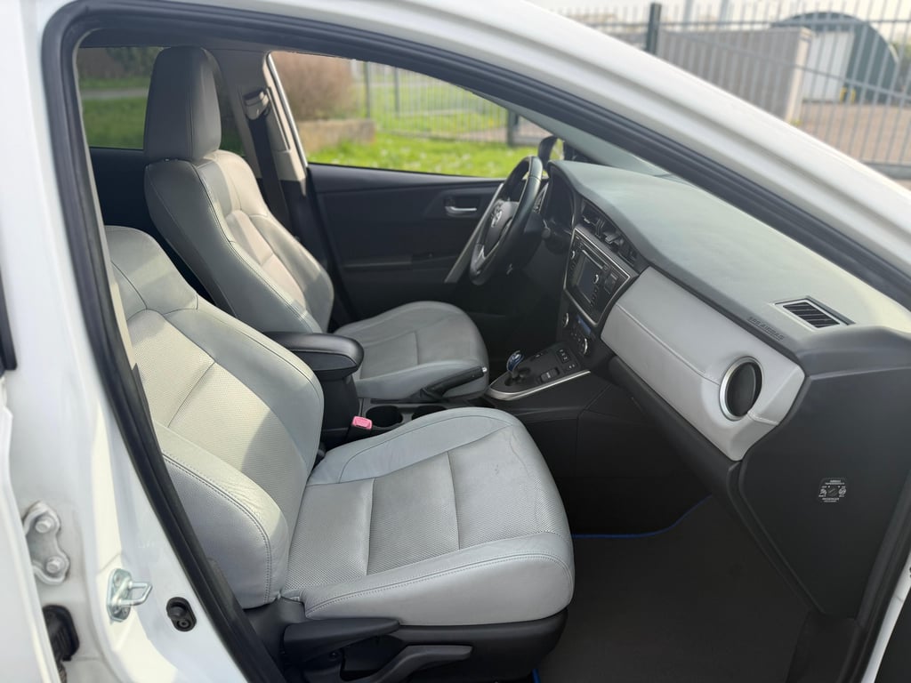 TOYOTA AURIS - Image 12