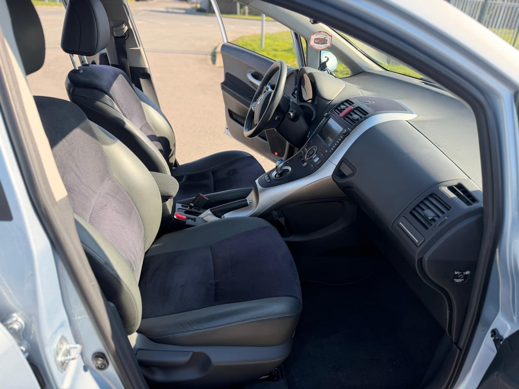 TOYOTA AURIS - Image 17