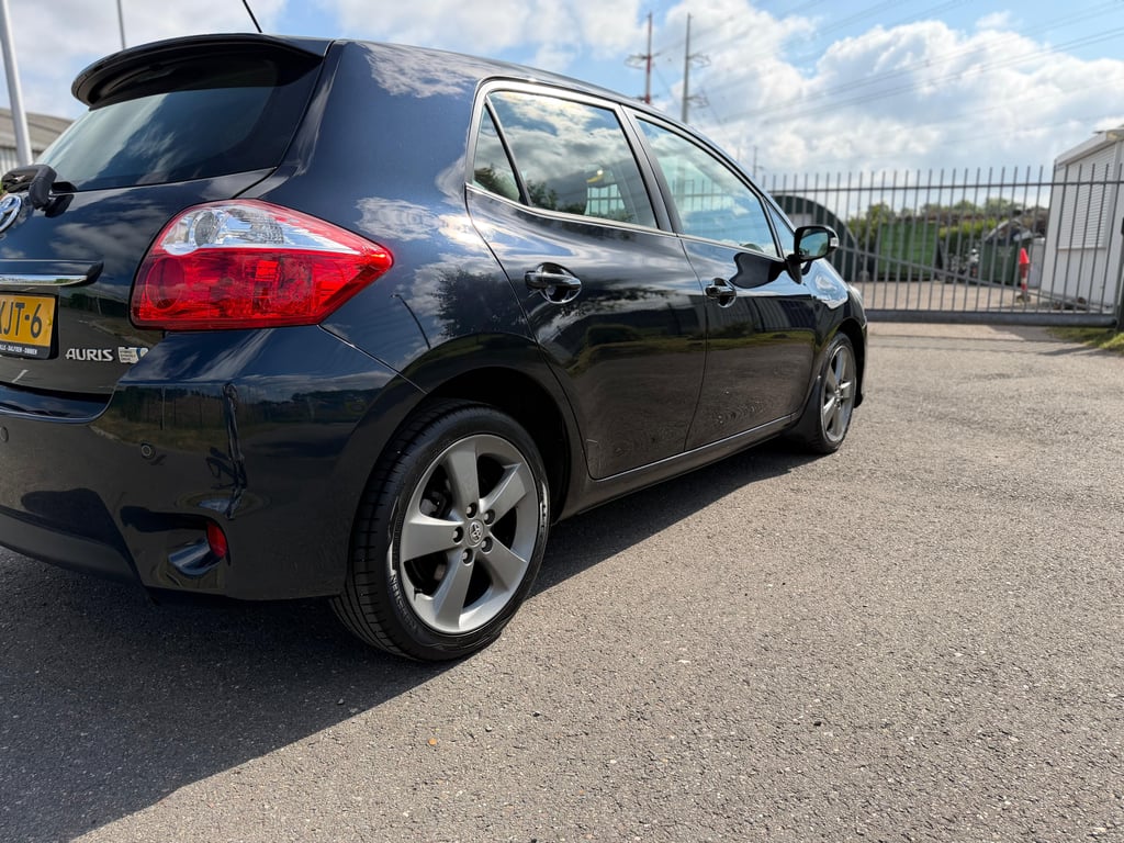 TOYOTA AURIS - Image 9