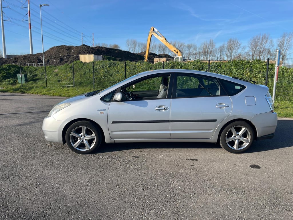 TOYOTA PRIUS - Image 2