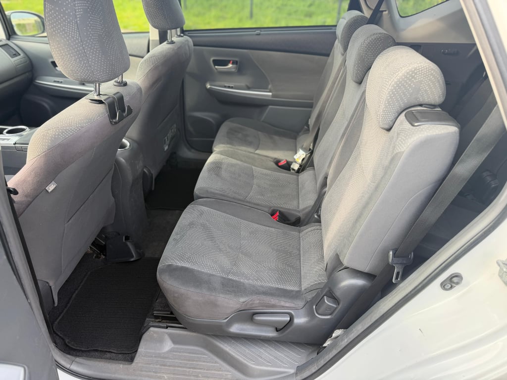 TOYOTA PRIUS WAGON - Image 10