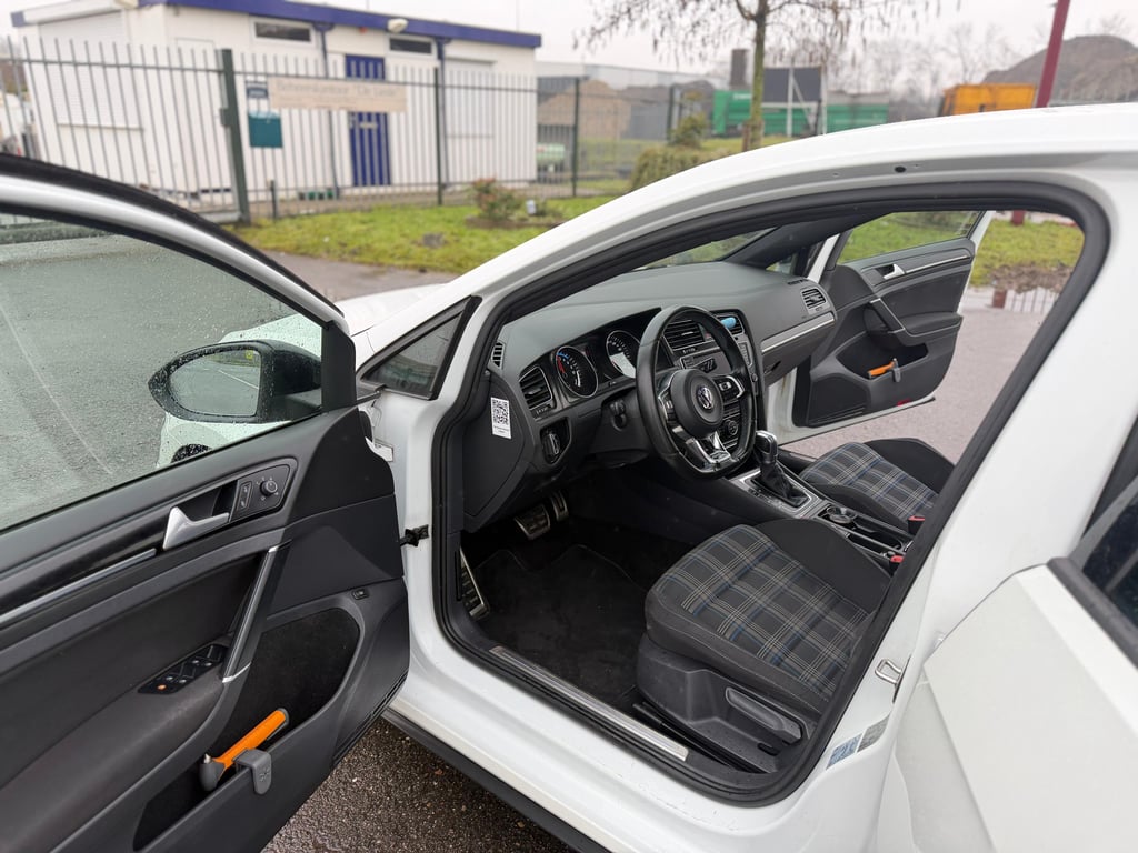 VOLKSWAGEN GOLF - Image 24