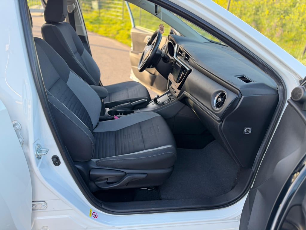 TOYOTA AURIS TOURING SPORTS - Image 18