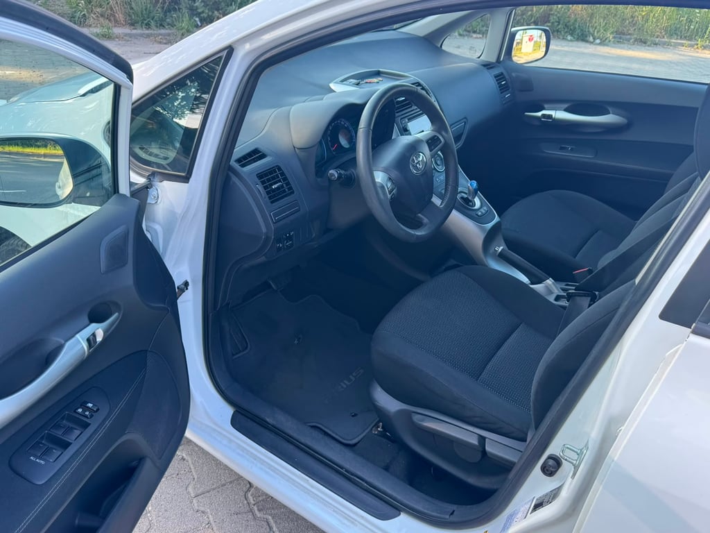 TOYOTA AURIS - Image 13