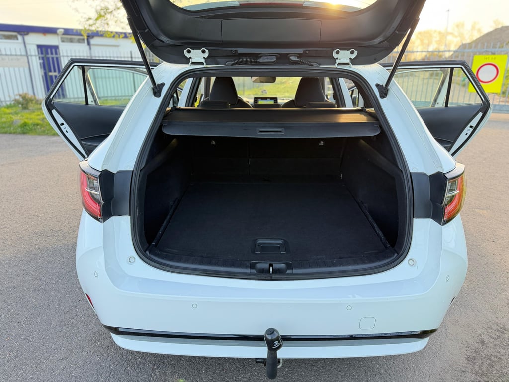 TOYOTA COROLLA TOURING SPORTS - Image 10