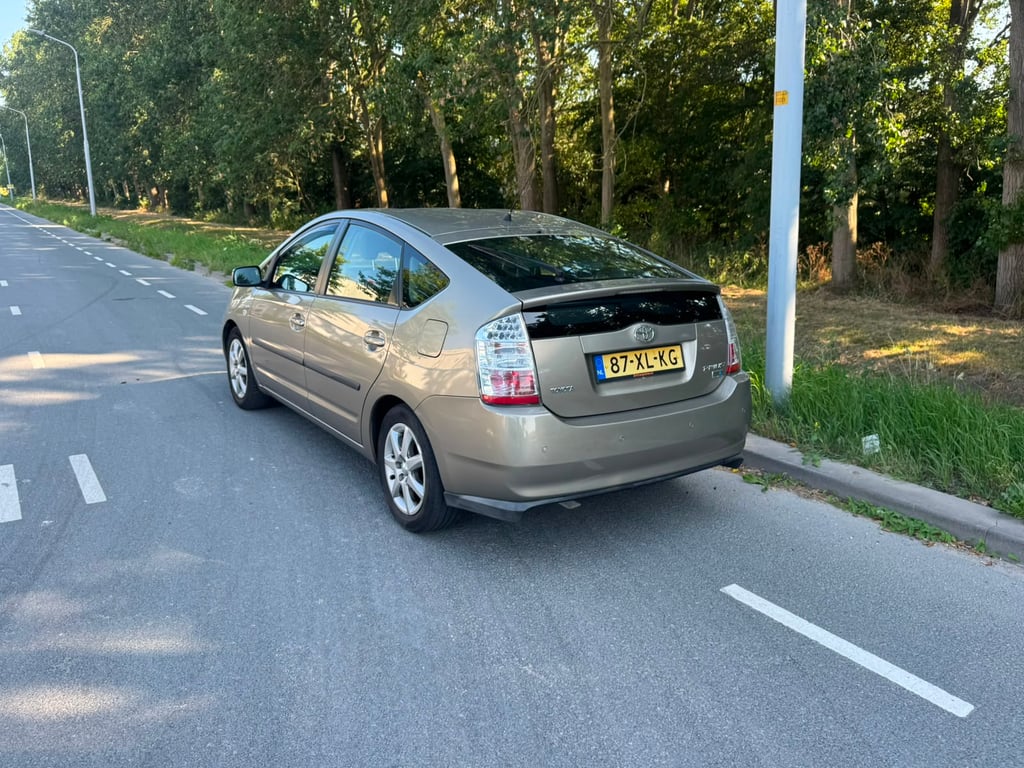 TOYOTA PRIUS - Image 10