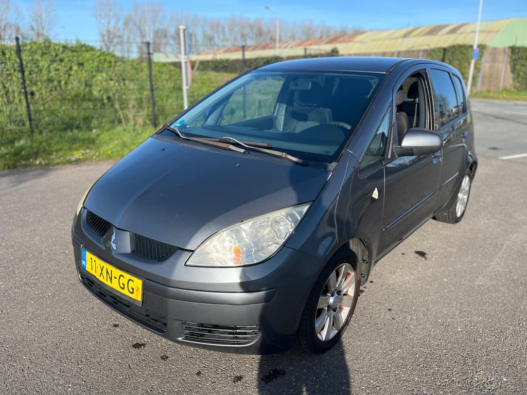 MITSUBISHI COLT - Image 2