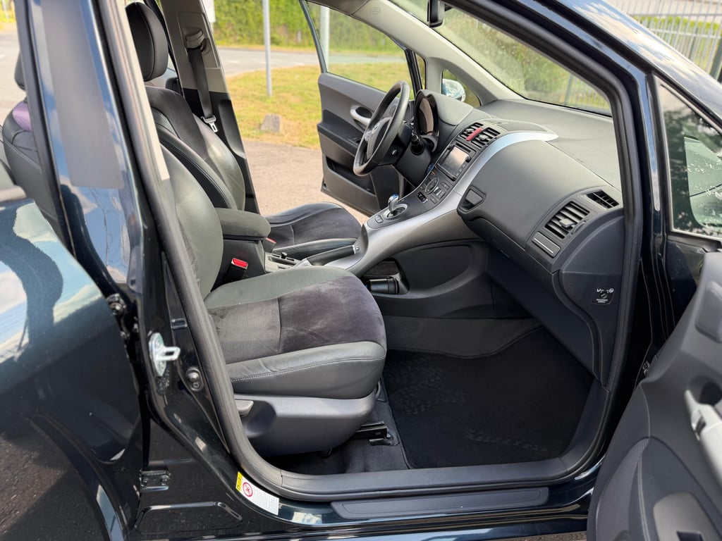 TOYOTA AURIS - Image 15