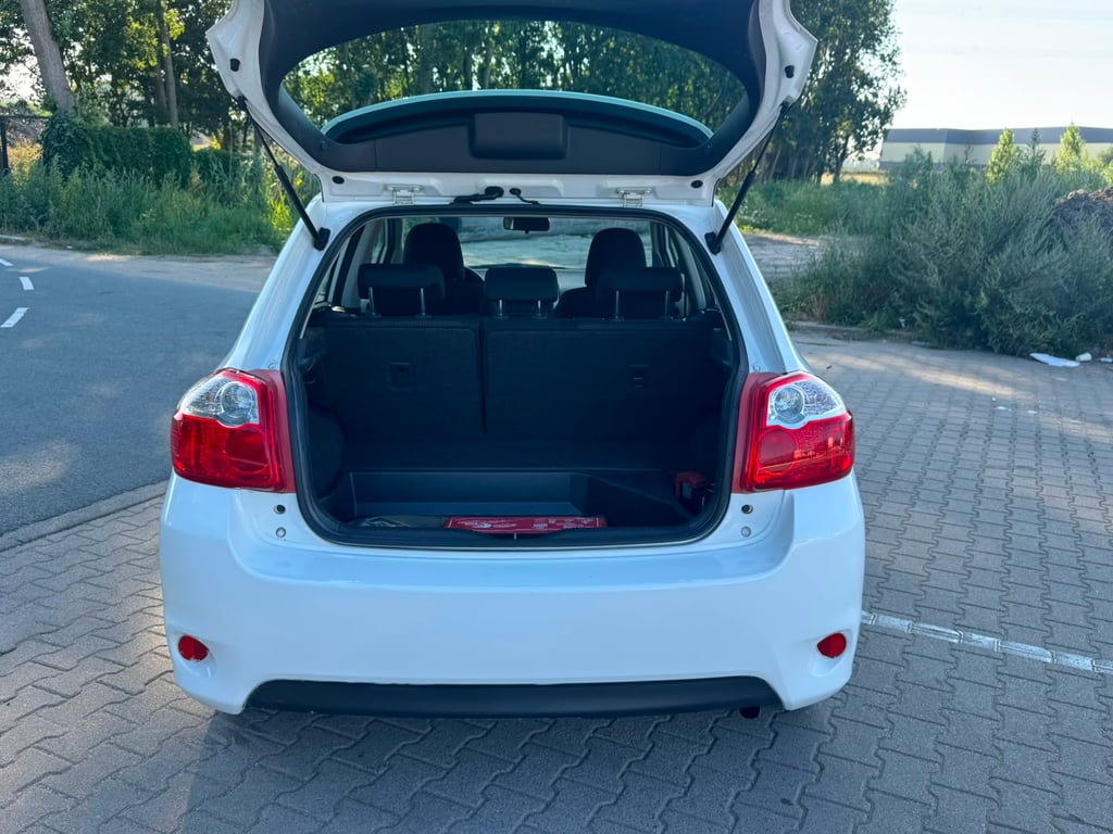 TOYOTA AURIS - Image 9