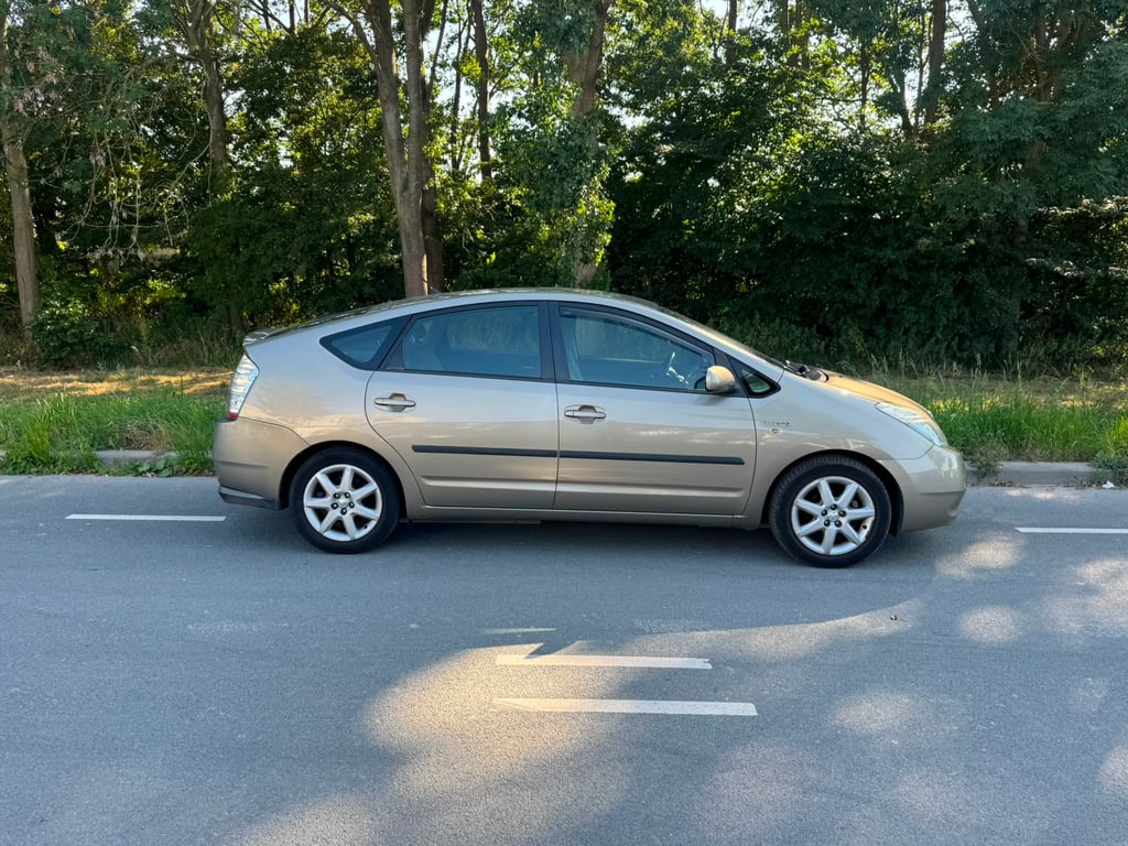 TOYOTA PRIUS - Image 9