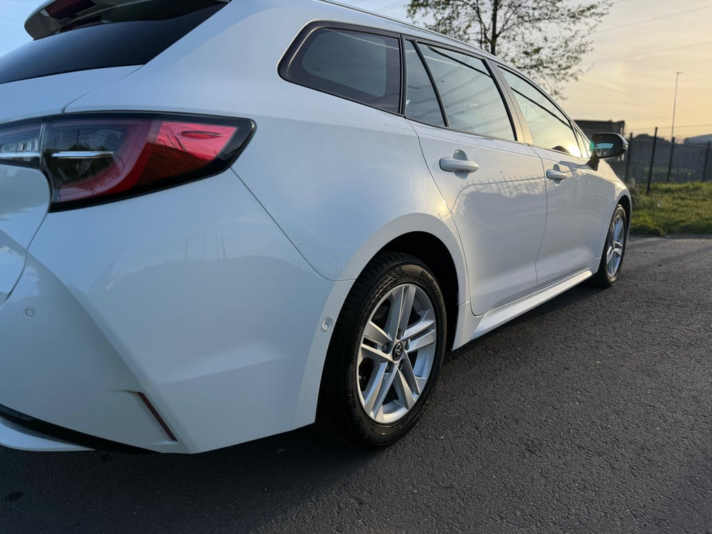 TOYOTA COROLLA TOURING SPORTS - Image 9