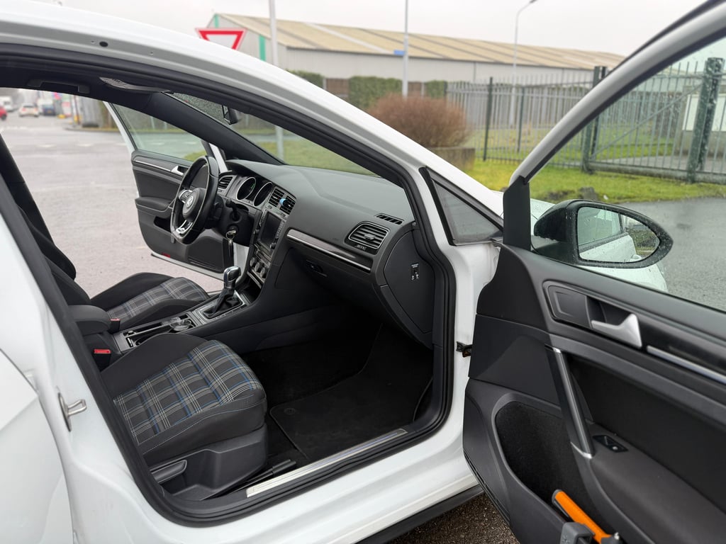VOLKSWAGEN GOLF - Image 23