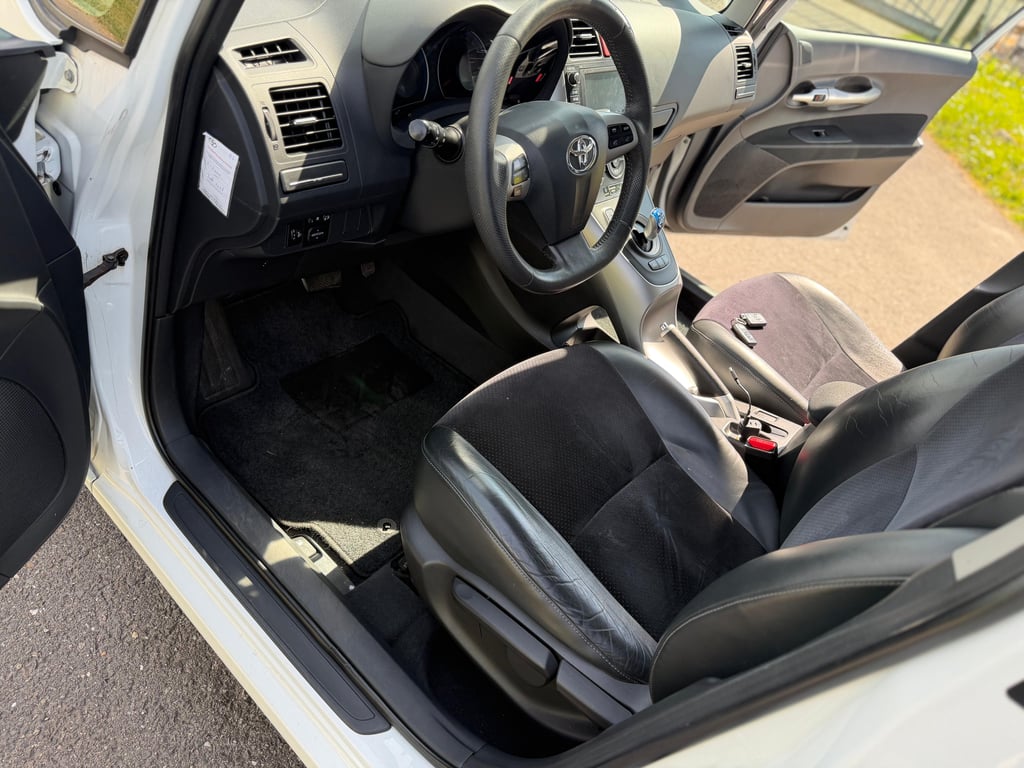 TOYOTA AURIS - Image 13