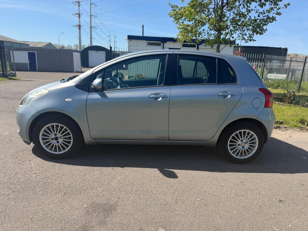 TOYOTA YARIS - Image 4