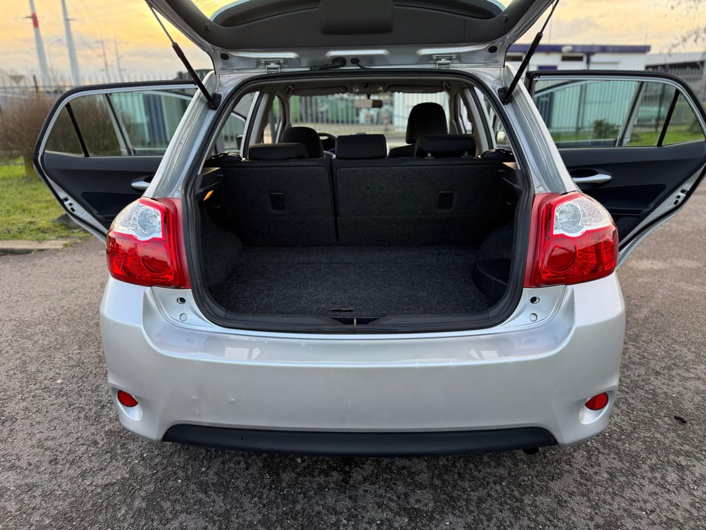 TOYOTA AURIS - Image 19