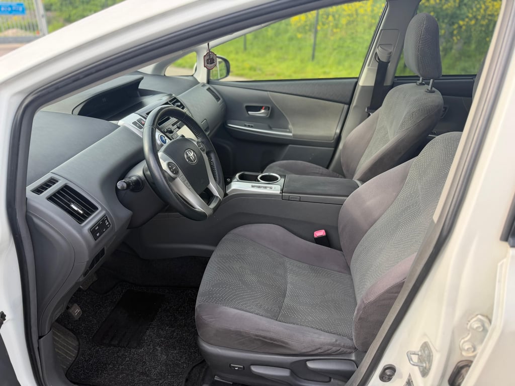 TOYOTA PRIUS WAGON - Image 11