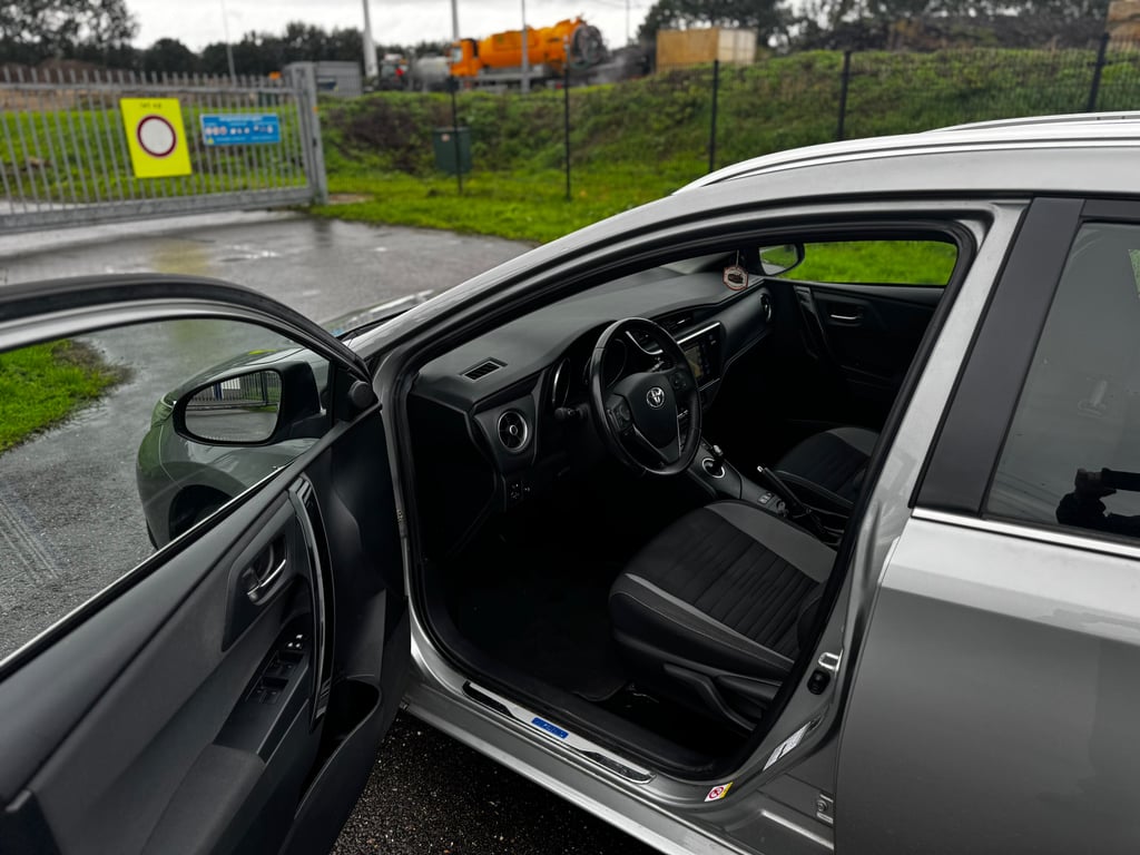 TOYOTA AURIS TOURING SPORTS - Image 14