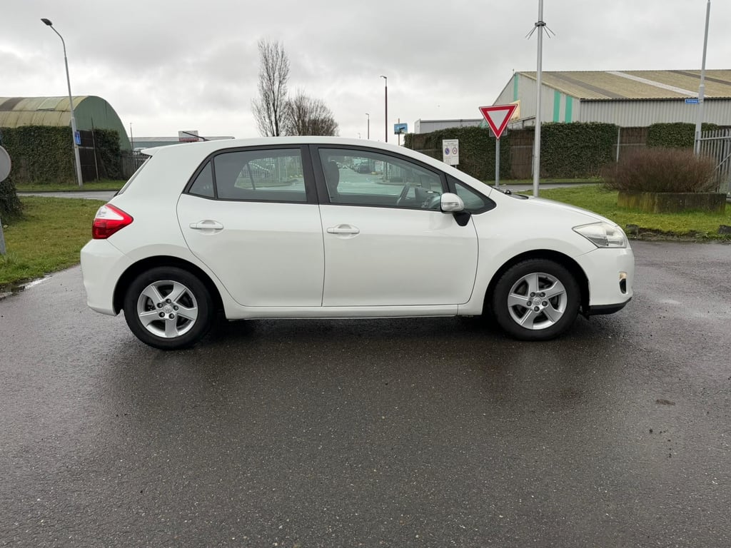 TOYOTA AURIS - Image 8