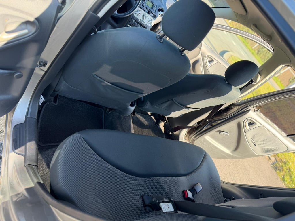 TOYOTA YARIS - Image 8