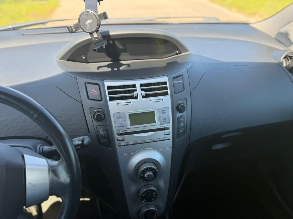 TOYOTA YARIS - Image 14