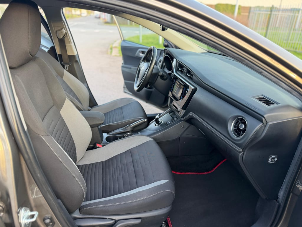 TOYOTA AURIS TOURING SPORTS - Image 17