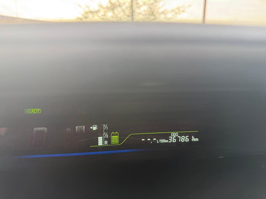 TOYOTA PRIUS WAGON - Image 15