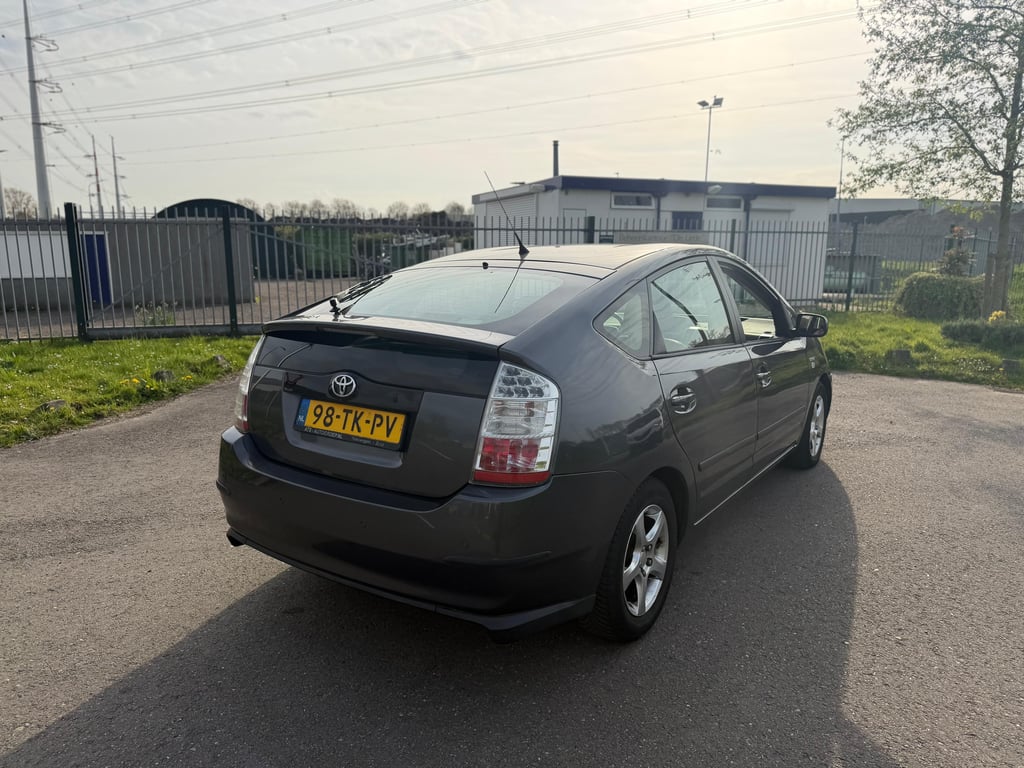 TOYOTA PRIUS - Image 4