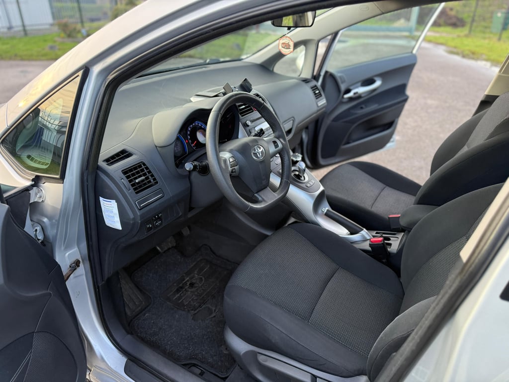 TOYOTA AURIS - Image 24