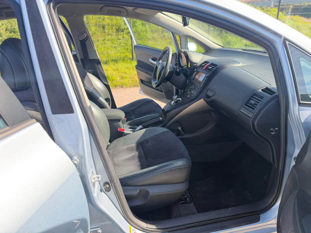 TOYOTA AURIS - Image 17