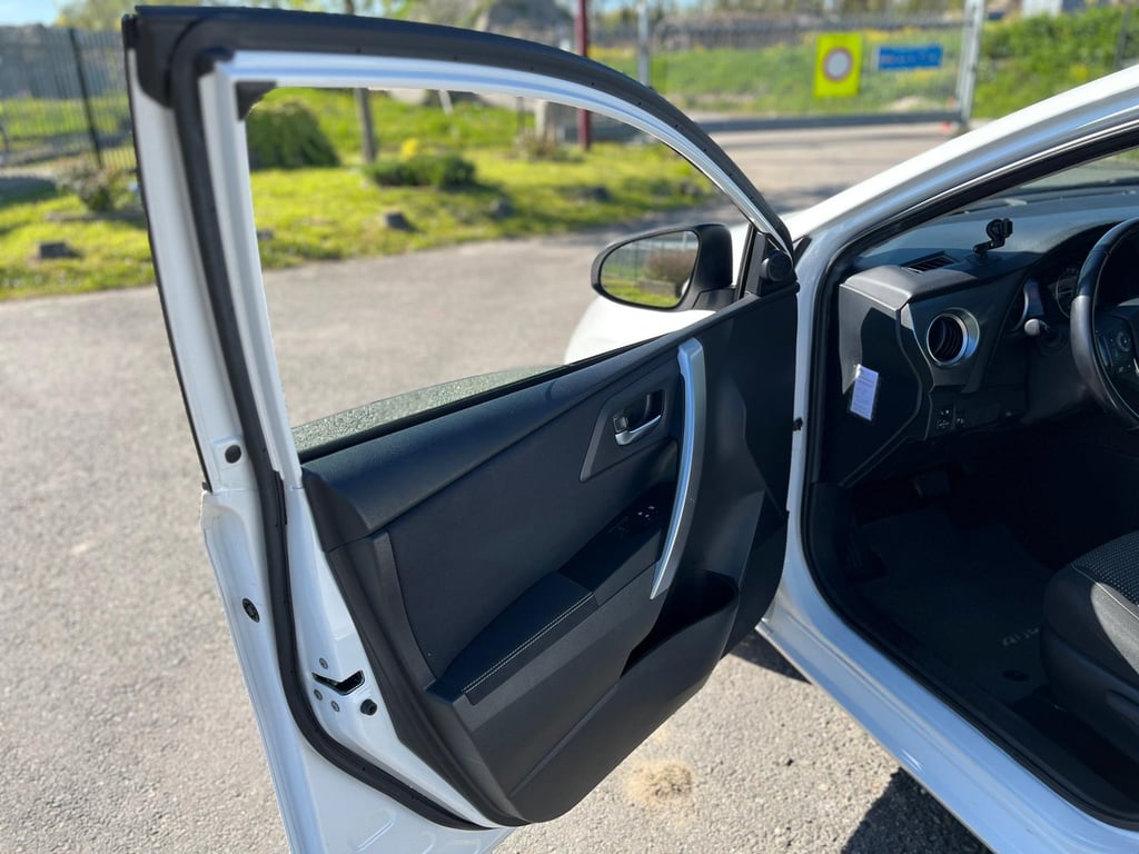 TOYOTA AURIS TOURING SPORTS - Image 14