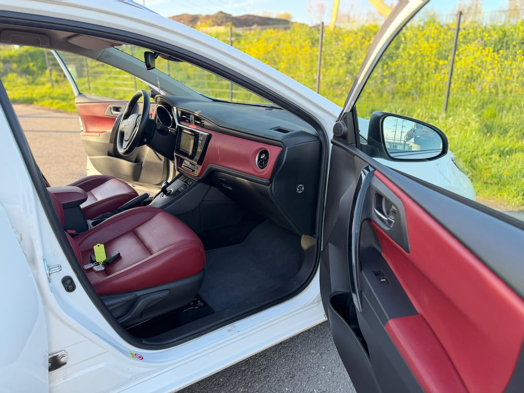 TOYOTA AURIS TOURING SPORTS - Image 18