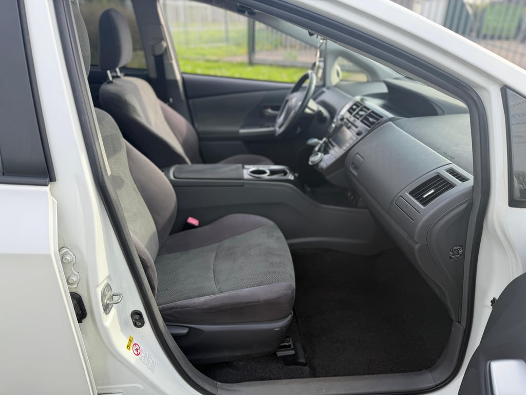 TOYOTA PRIUS WAGON - Image 12