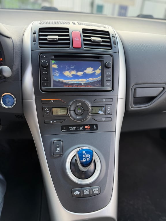 TOYOTA AURIS - Image 18