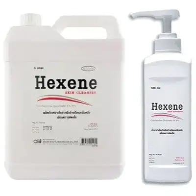 Галлон очищающего средства для кожи Hexene и флакон с помпой, маркированный в чистой медицинской упаковке, что свидетельствует о тщательности соблюдения гигиены и ухода.