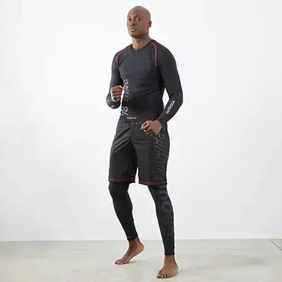 Bộ quần áo bảo hộ ngắn tay và quần tập phù hợp, có thiết kế năng động giúp kiểm soát độ ẩm và nén cơ khi luyện tập võ thuật.