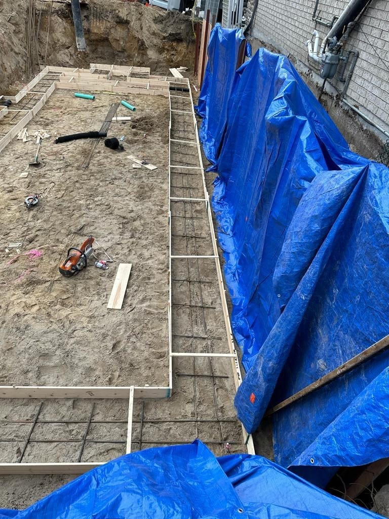 Wall formwork assembly with rebar placement for concrete foundation in Pickering