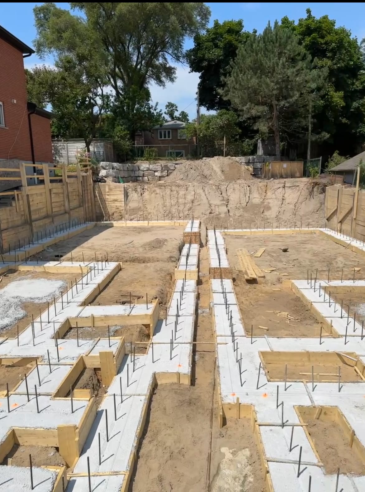 Simultaneous footing completion and wall assembly stages on Toronto dual foundation project