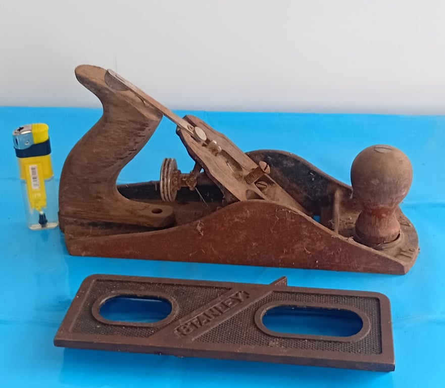 Vintage Stanley Wooden Hand Plane with Original Cast Iron Sole Plate – Traditional Carpenter’s Tool