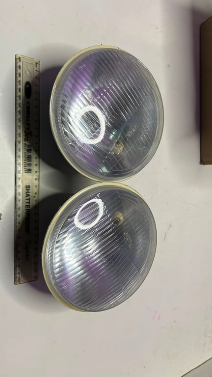 7-inch riund headlights commonly used for vintage cars or commercial vehicles