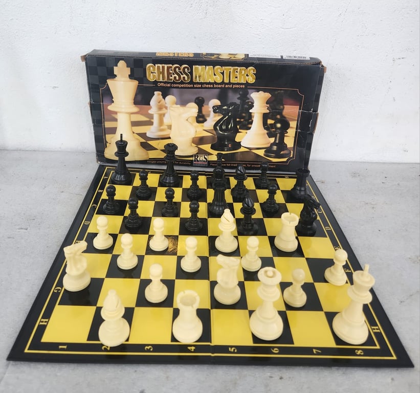 Chess Masters – Official Competition Size Chess Set (Board & Pieces)