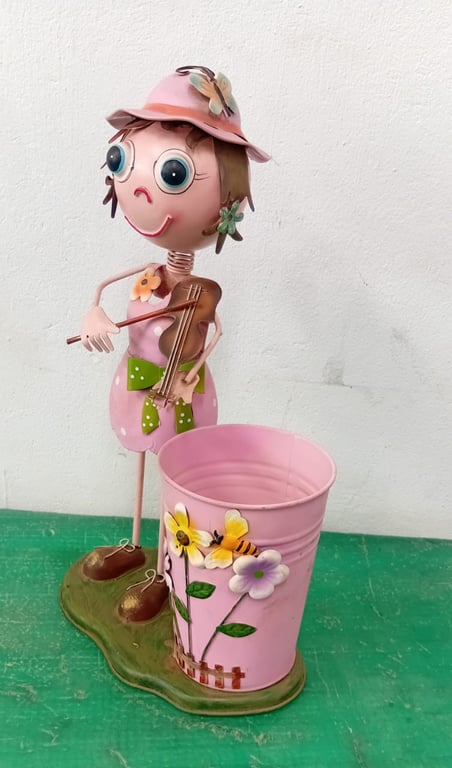 Decorative metal figurine