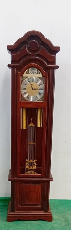 Classic Wooden Grandfather Clock – Elegant Pendulum Floor Clock