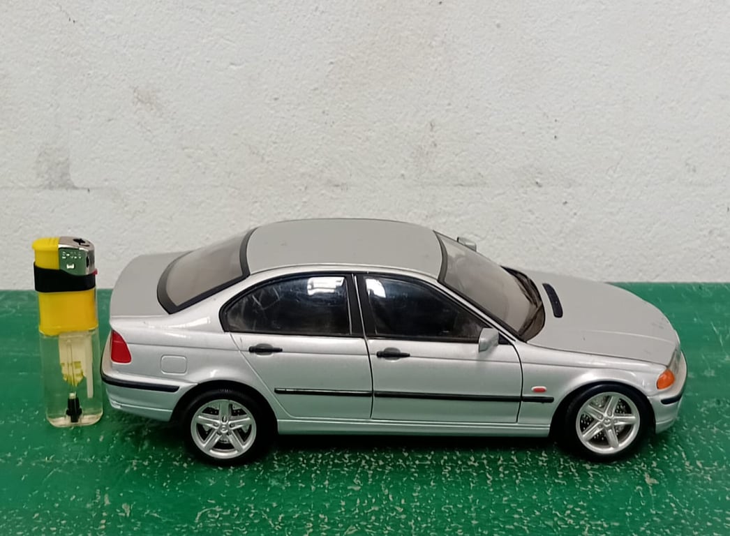 Welly 1:24 scale diecast model of a 1998 BMW 328i, E46 generation