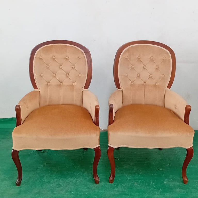 A Pair of Queen Anne Style-Like Lounge Armchairs - price per piece