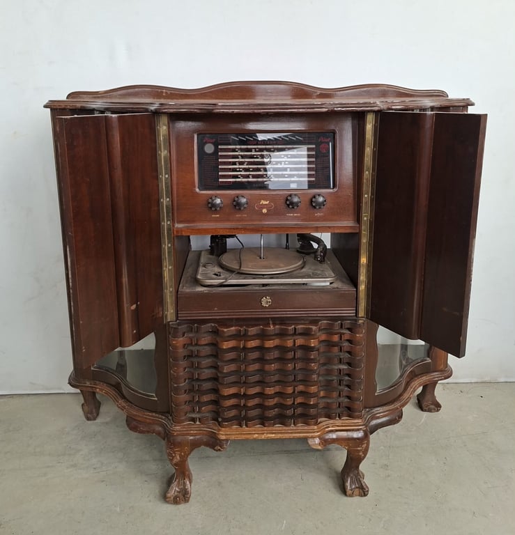 Vintage Radiogram Cabinet