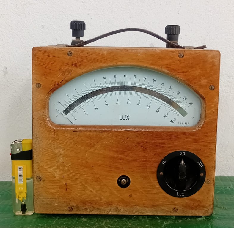 Vintage Analog Lux Meter / Light Intensity Measuring Instrument
